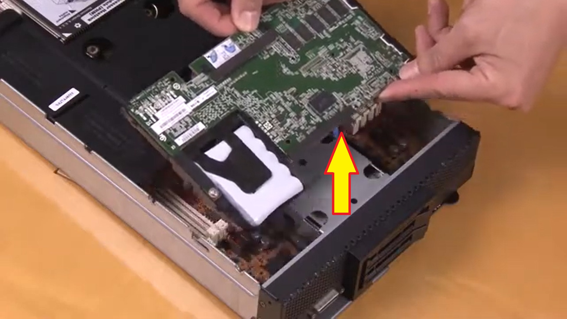 FQXSFIO0010M: An Uncorrectable PCIe Error has Occurred at